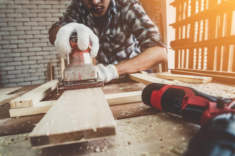 年轻的亚洲木匠使用专业工具进行手工制作diy制造商和木工工作的概念
